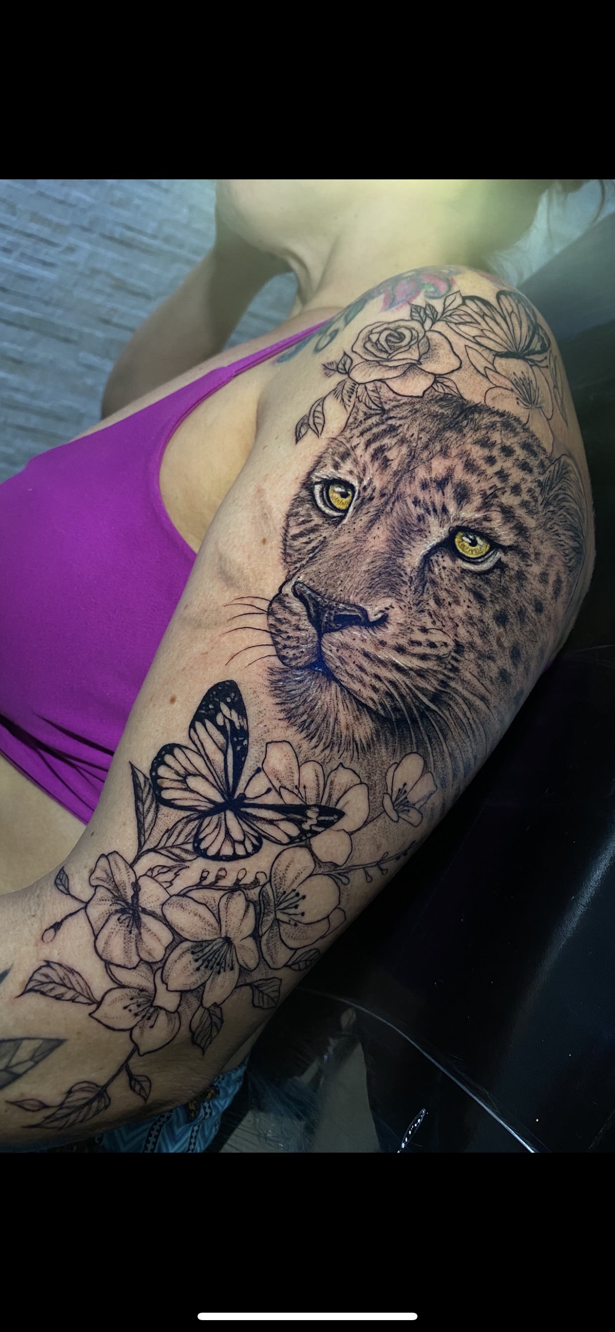 Tatuagem realista de Tigre e com as borboletas em freehand