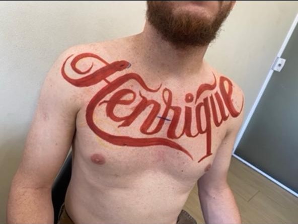 Freehand do nome do cliente no peito