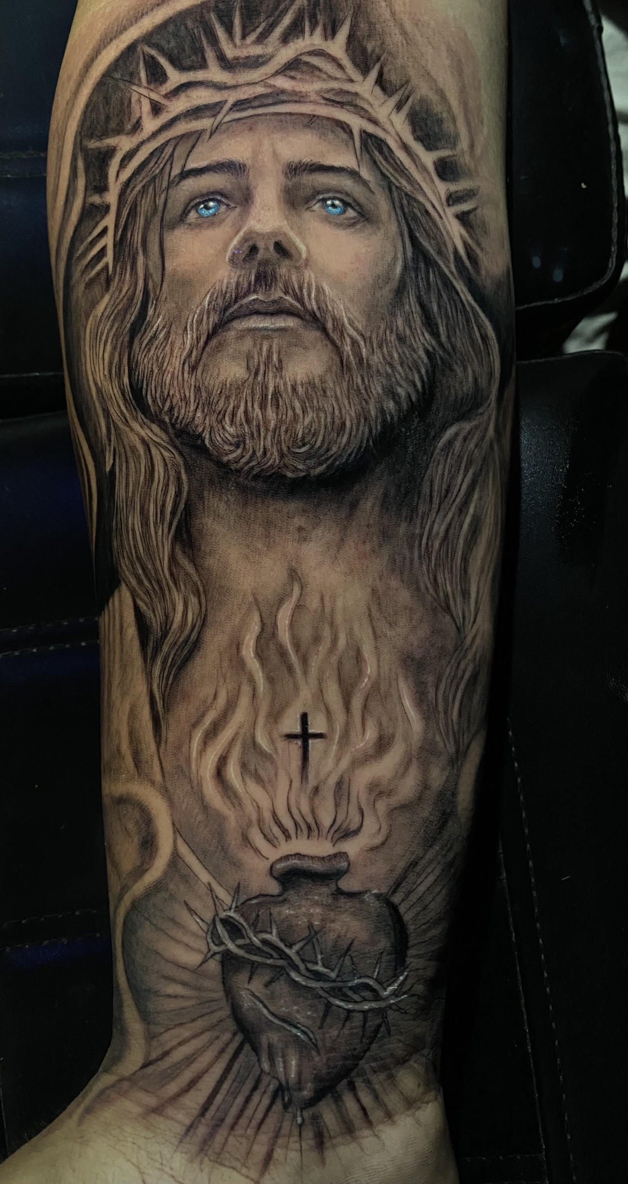 Realismo com decalque de uma foto de Jesus e sagrado coração de Jesus realizado o freehand