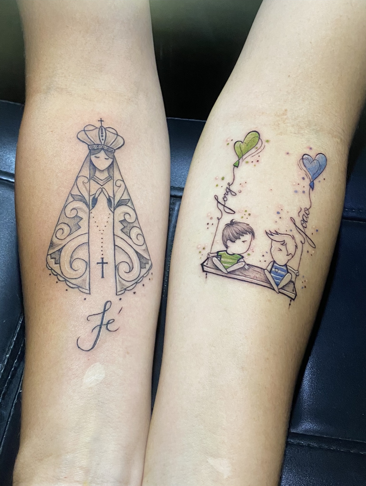 Tatuagem delicada e colorida nos dois antebraço da cliente