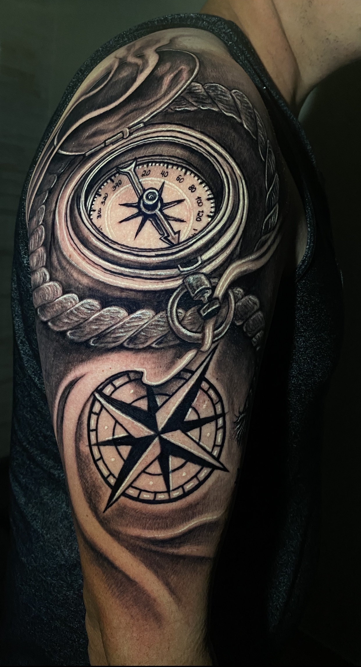 Tattoo realizada no preto e branco, preto e cinza com decalque no braço/ombro 