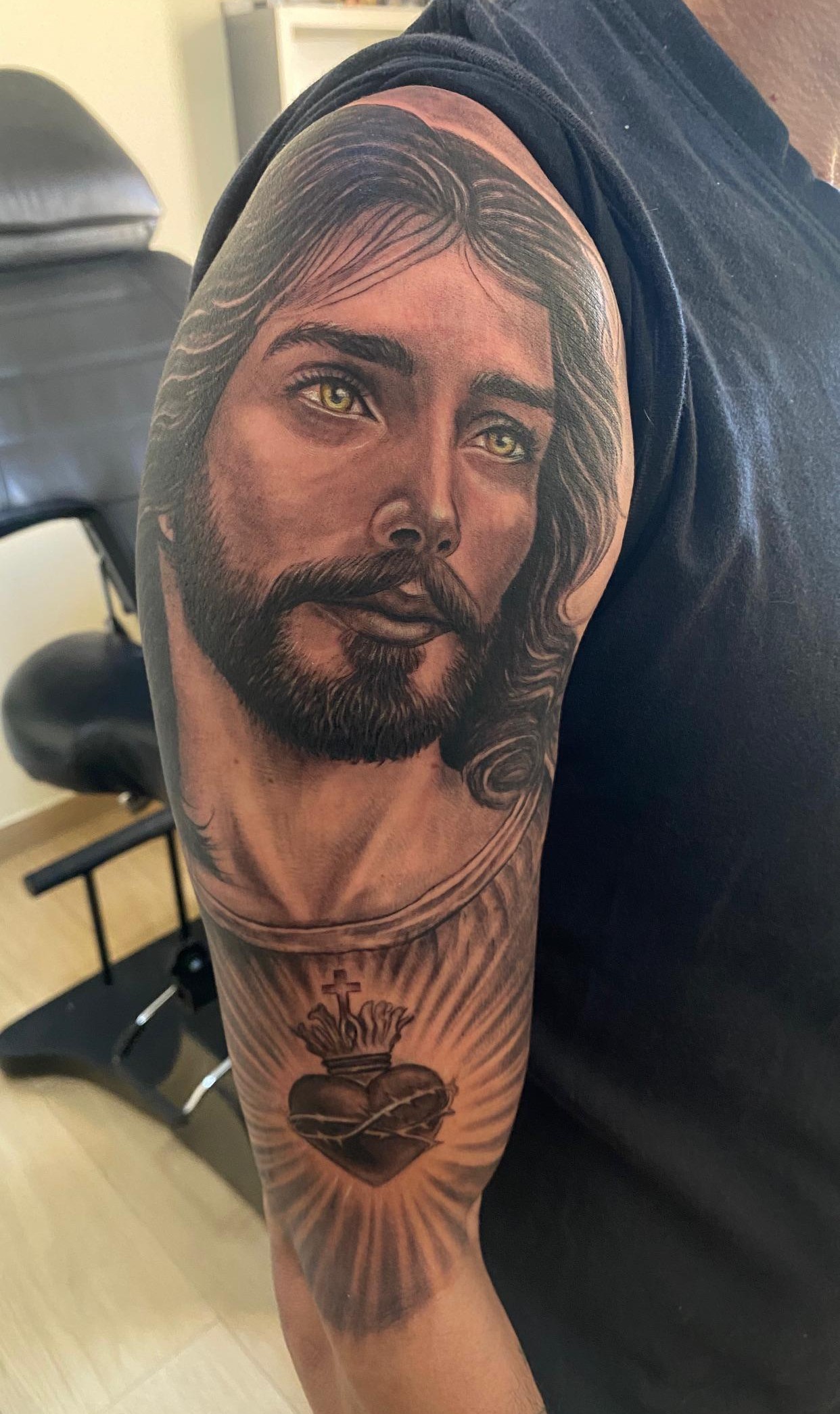Realismo com decalque da foto de Jesus e sagrado coração de Jesus realizado o freehand no preto e cinza