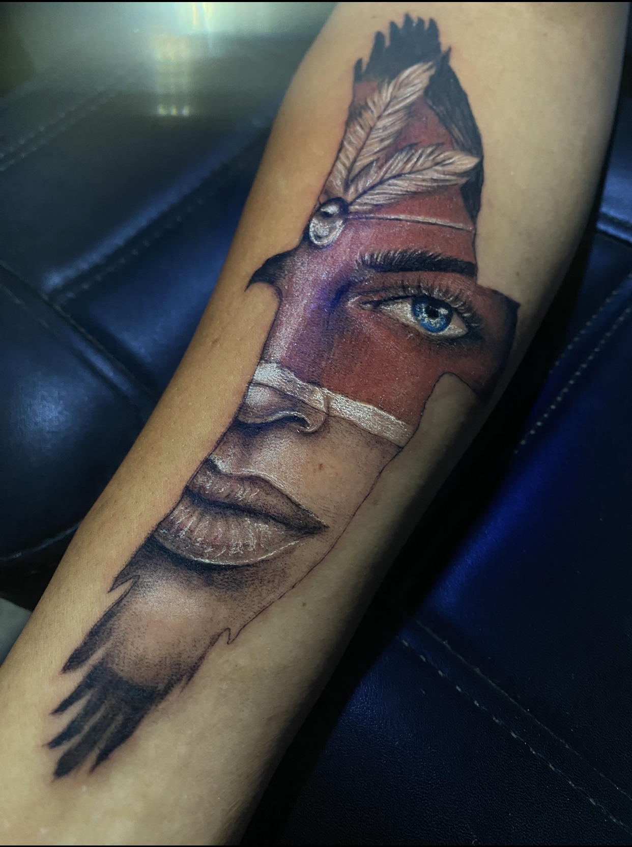 Tatuagem realista de Índia na Pena no antebraço